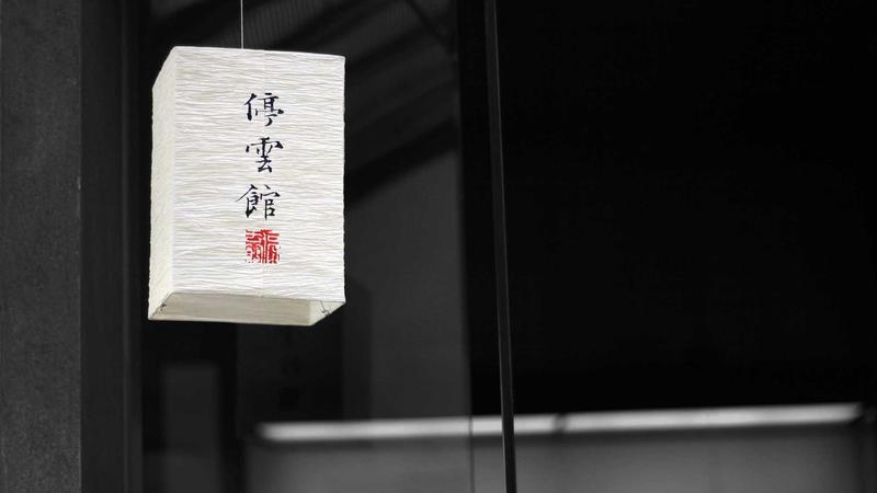 SPRIBE游戏团队在创意工作环境中讨论游戏设计